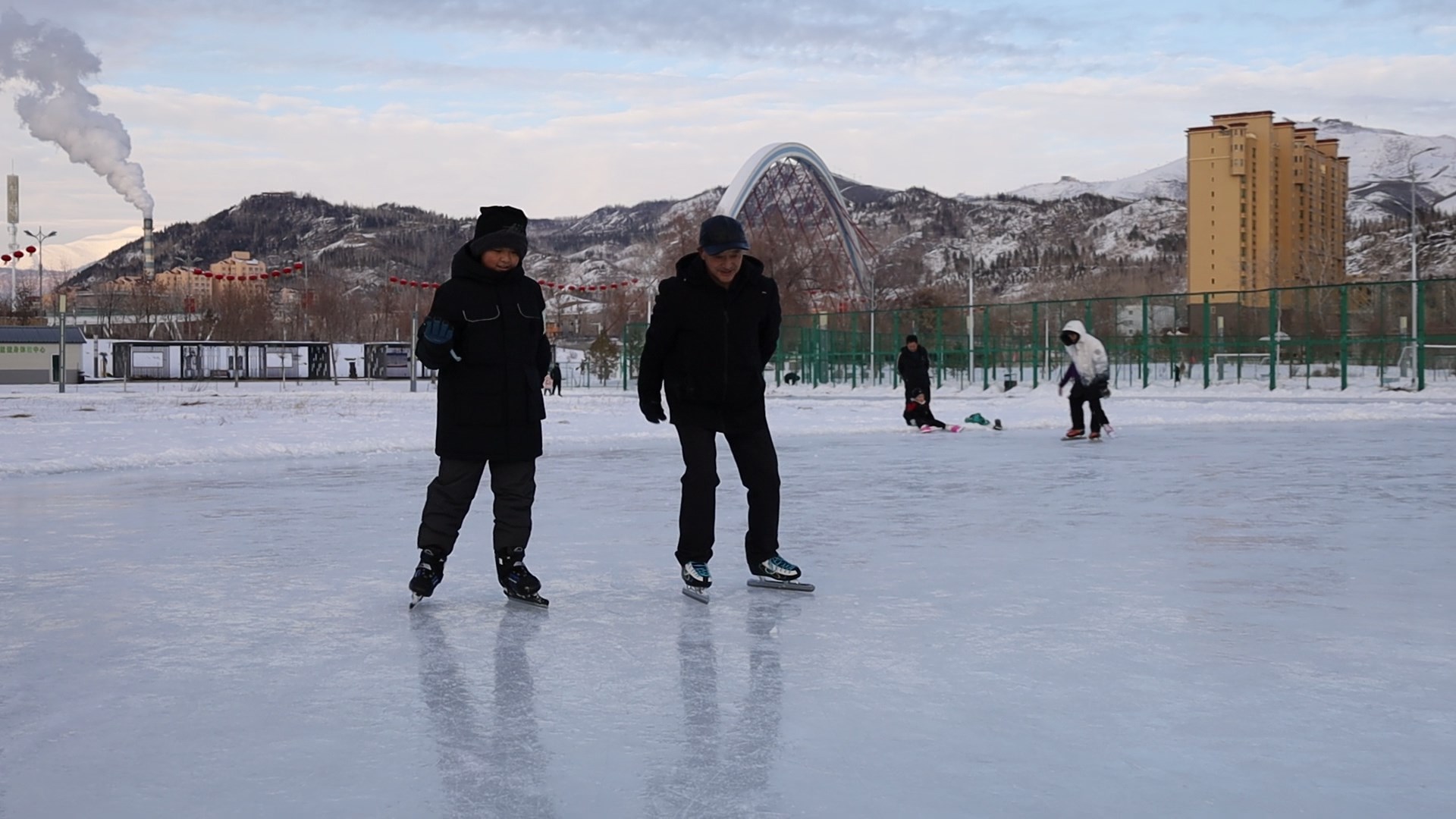 在滑冰场内，市民正带领孙子一同滑冰。